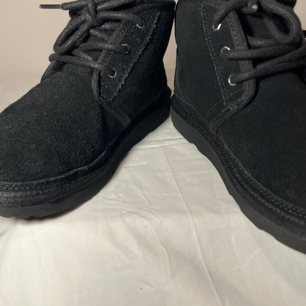 UGG Boys Size 2Y Black Neumel Il Boot